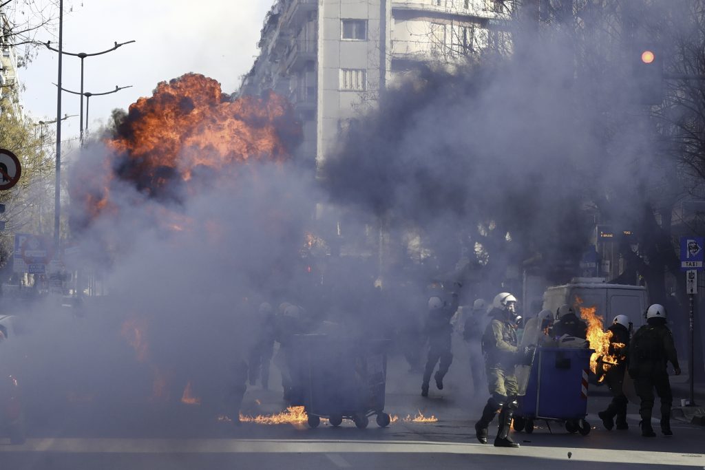 Μολότοφ και χημικά στο κέντρο της Θεσσαλονίκης στην πορεία για τα Τέμπη – ΒΙΝΤΕΟ