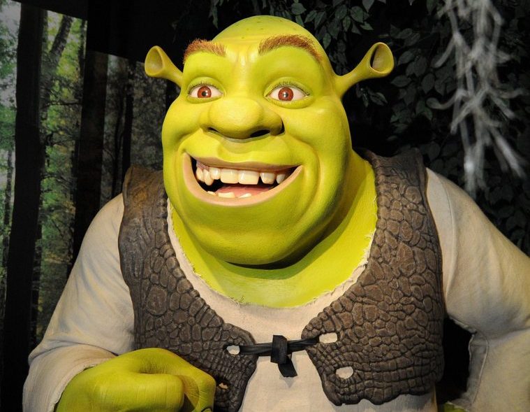 “Μοιάζει με τον Σρεκ!”: Το διαδίκτυο τρολάρει τα νομίσματα με την Βασίλισσα Ελισάβετ