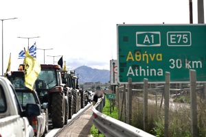 Στην Αθήνα οι αγρότες: Απίστευτες εικόνες με… απολυμάνσεις τρακτέρ – ΦΩΤΟ