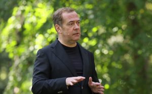 Μεντβέντεφ για Ζελένσκι: «Το κεφάλι του θα κοπεί, δεν γλιτώνει» – Vid