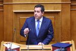 Ο Νότης Μηταράκης μιλάει από το βήμα της Βουλής