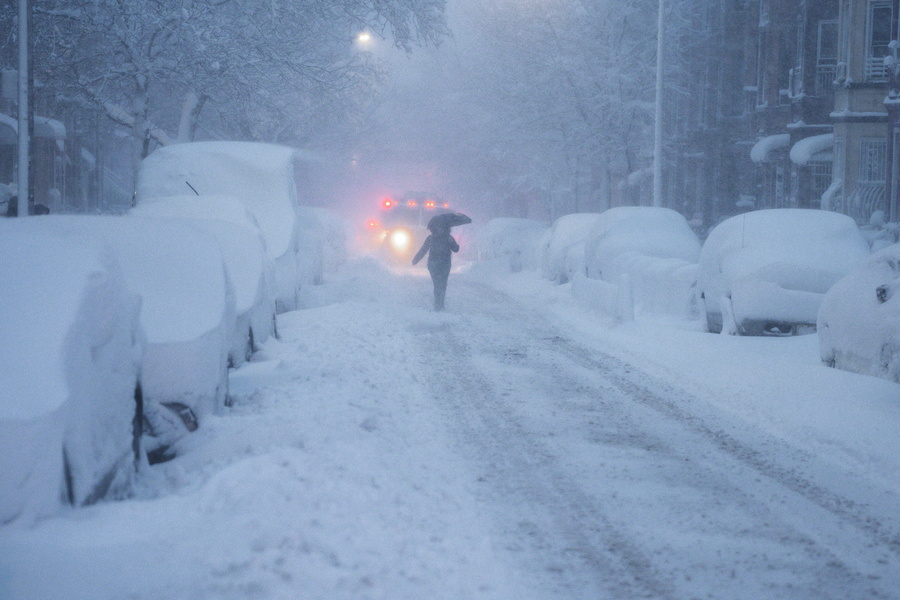 ΗΠΑ: Καλώδια υψηλής τάσης σε δρόμο πιάνουν φωτιά εν μεσω χιονοθύελλας, vid