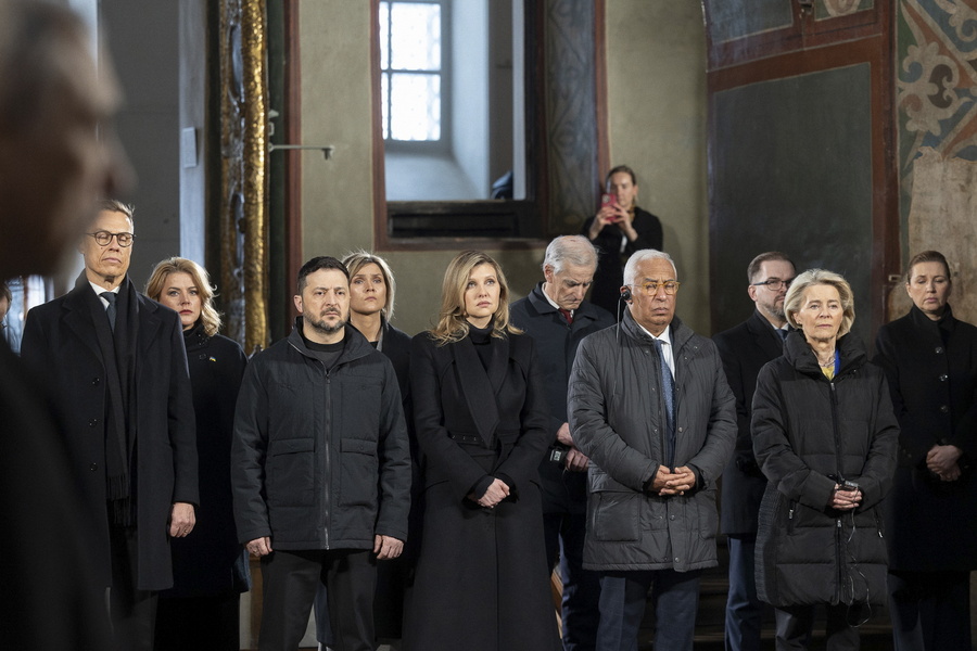 Σόου «τεθλιμμένων» Ευρωπαίων στο Κίεβο δίπλα στον Ζελένσκι, vid