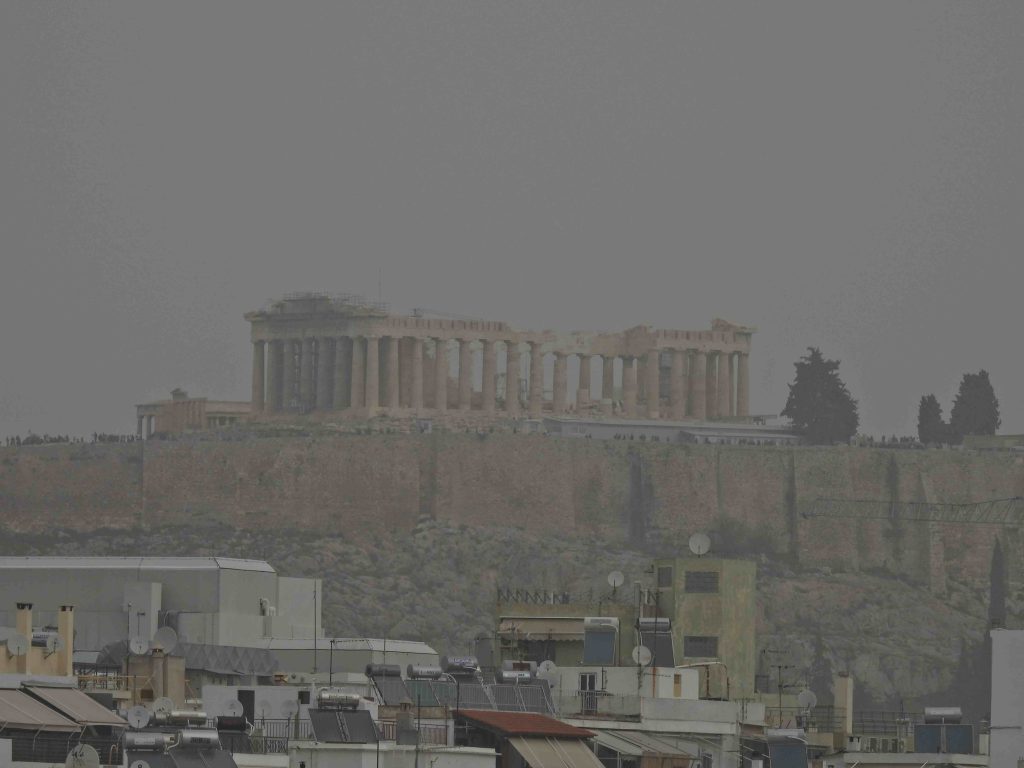 Απόκοσμο σκηνικό: Η αφρικανική σκόνη “σκέπασε” την Αττική: «Χάθηκε» ακόμα και η Ακρόπολη – Δείτε εικόνες