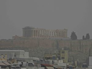 Απόκοσμο σκηνικό: Η αφρικανική σκόνη “σκέπασε” την Αττική: «Χάθηκε» ακόμα και η Ακρόπολη – ΦΩΤΟ