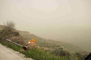 Σαρώνουν οι νοτιάδες την Κρήτη – Έπεσαν δέντρα, προβλήματα με αεροπορικές πτήσεις και αλλαγές στο Καρναβάλι