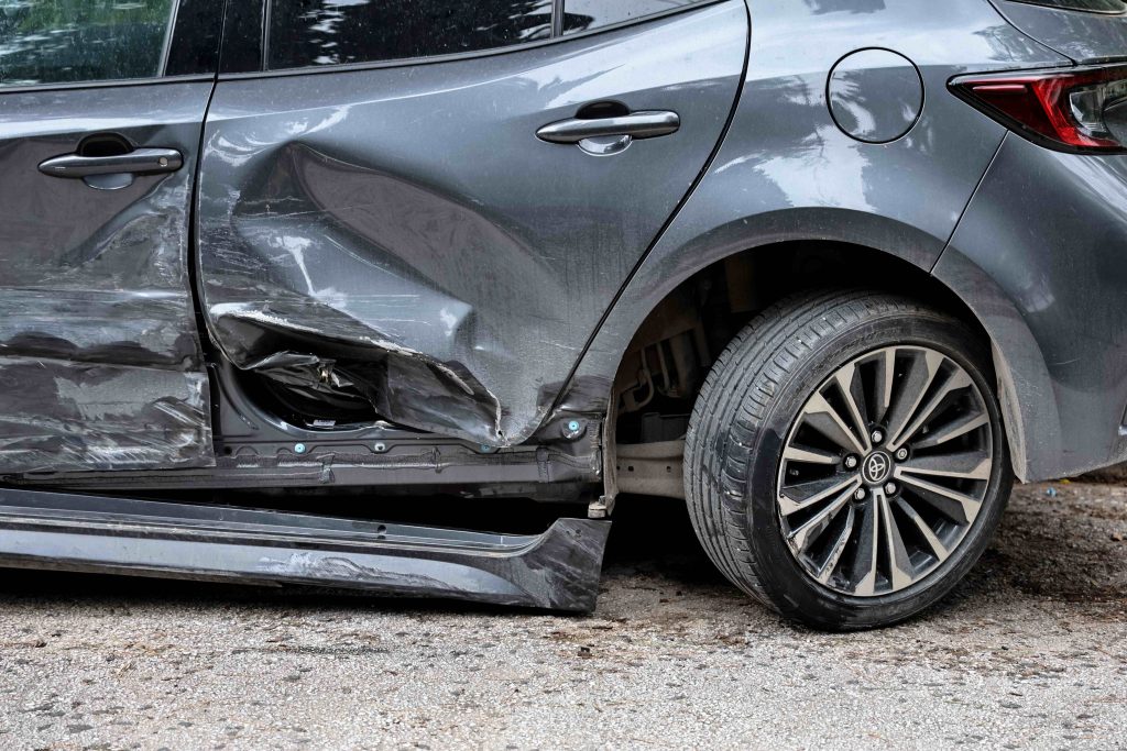 Ένοχη για δύο κατηγορίες η οδηγός που πήρε “σβάρνα” σταθμευμένα αυτοκίνητα στο Κολωνάκι