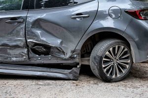 Ένοχη για δύο κατηγορίες η οδηγός που πήρε “σβάρνα” σταθμευμένα αυτοκίνητα στο Κολωνάκι