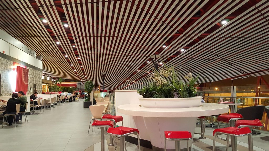 Βρετανός σε έξαλλη κατάσταση τα έκανε γυαλιά καρφιά και συνελήφθη από τις αρχές του Χονγκ Κονγκ (Vid)