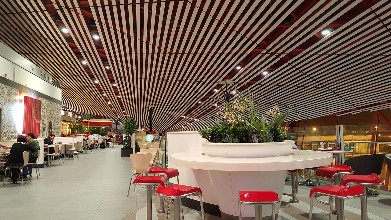 Βρετανός σε έξαλλη κατάσταση τα έκανε γυαλιά καρφιά και συνελήφθη από τις αρχές του Χονγκ Κονγκ (Vid)