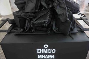 Τέμπη: Μνημόσυνο, αγρυπνία και λουλούδια στο ΑΠΘ για τα θύματα της σιδηροδρομικής τραγωδίας