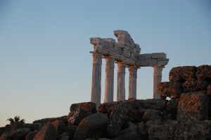 Ο Ναός και το άγνωστο μαντείο του Απόλλωνα αποκαλύπτονται μετά από 2.300 χρόνια στην αρχαία πόλη των Αιγών (photos)