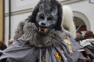 Φοράνε μάσκες ζώων και περπατάνε στα τέσσερα: H τάση που εξαπλώνεται! vid