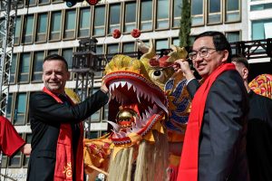 Ο Χάρης Δούκας προσπαθεί να μιλήσει…κινέζικα στο κέντρο της Αθήνας! Δείτε βίντεο