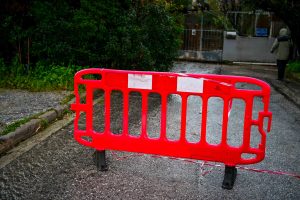 Καταιγίδα στην Αττική: Υπερχείλισε ρέμα στο Πικέρμι, διακοπή κυκλοφορίας σε δρόμους στο Πολύγωνο