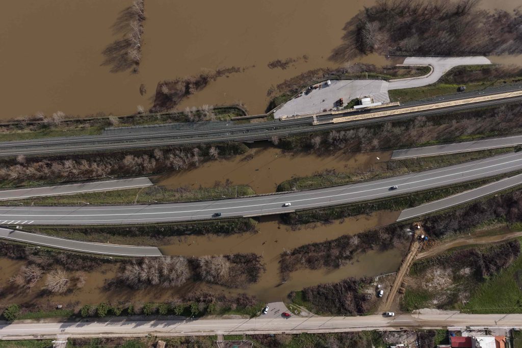 Συνεχής μάχη με τα νερά στον Έβρο – 150.000 στρέμματα οι πλημμυρισμένες εκτάσεις