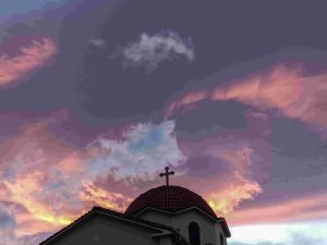 Πλήθος κόσμου αποχαιρετά τον μακαριστό μητροπολίτη πρώην Γάνου και Χώρας κυρό Αμφιλόχιο στη Ρόδο