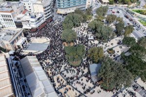 Ηράκλειο: Πλήθος κόσμου στο συλλαλητήριο για τα Τέμπη, στην Πλατεία Ελευθερίας – Ποια συνθήματα κυριάρχησαν