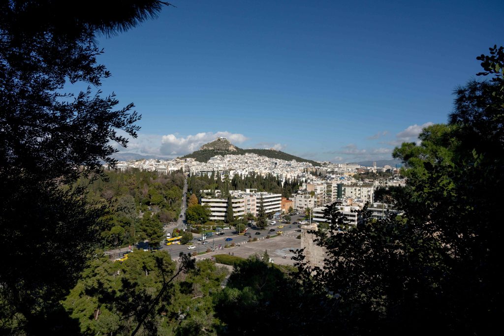 Αίθριος ο καιρός σήμερα με λίγα σύννεφα στο μεγαλύτερο μέρος της χώρας – Τοπικές βροχές το απόγευμα