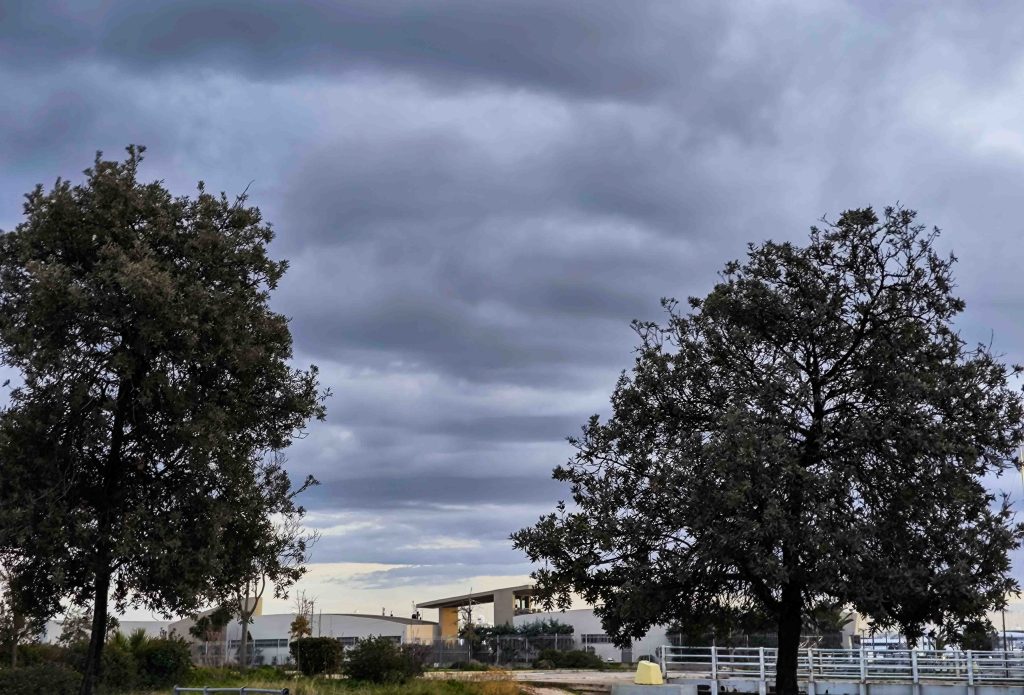 Βροχερός και σήμερα ο καιρός σε όλη τη χώρα: Ισχυρές καταιγίδες στα δυτικά από το απόγευμα
