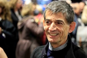 Νίκος Καρανίκας: Ο πρώην σύμβουλος του Τσίπρα στηρίζει το “Ferto” – «Είναι η γροθιά μιας γενιάς που διεκδικεί τα όνειρά της»