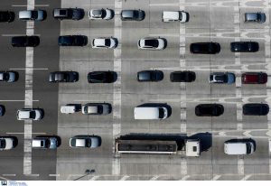 Θεσσαλονίκη: Μετ’ εμποδίων η επιστροφή των εκδρομέων του τριημέρου – Χαμηλές ταχύτητες στα διόδια Πολυμύλου