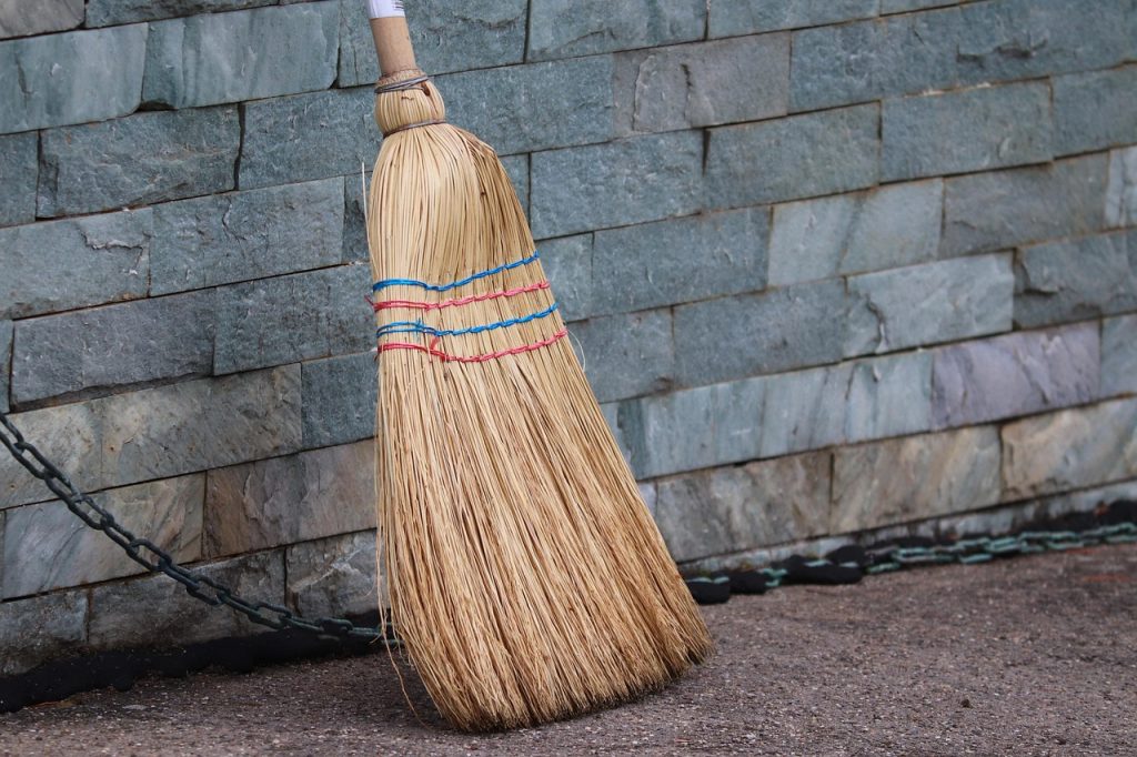 Επική μονομαχία γιαγιάδων στo δρόμο με σκούπα και σπρέι…έγινε παγκόσμιο viral, vid