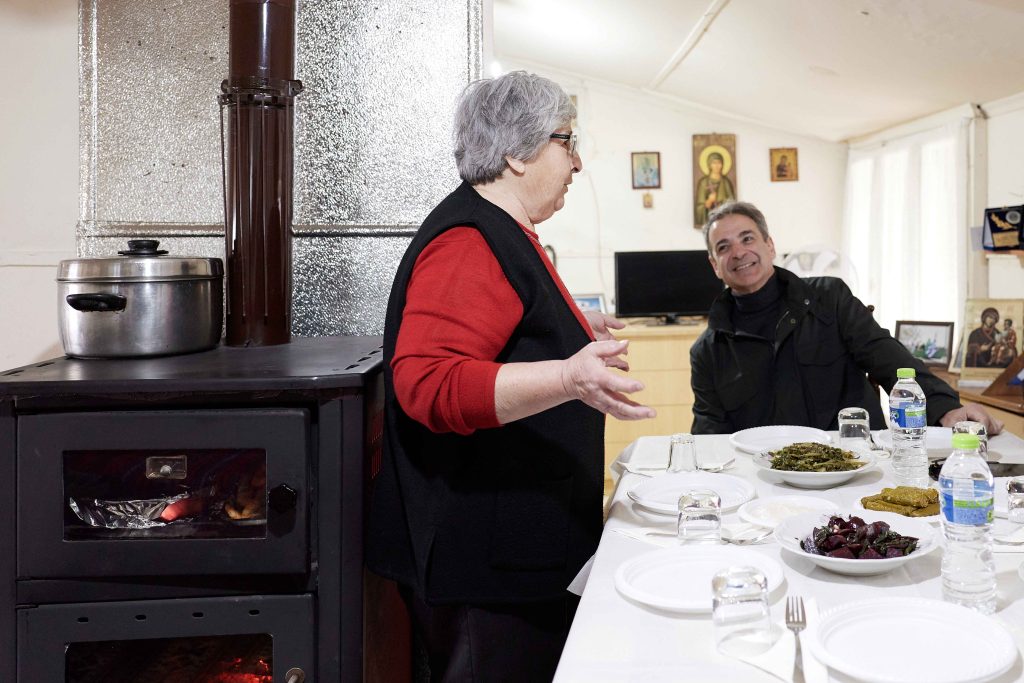 Η «κυρά του Δέλτα» στον Έβρο έκανε το τραπέζι στον Μητσοτάκη με ντολμαδάκια, χέλι και τσίπουρο,vid