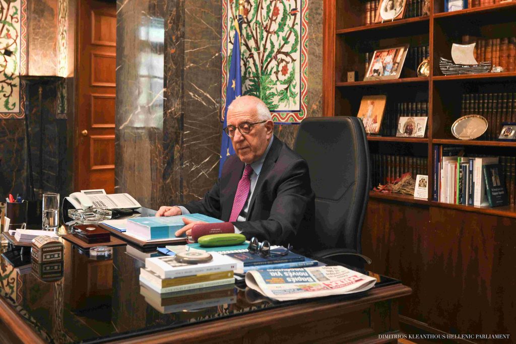 Βουλή: Παραδόθηκε στον Νικ. Κακλαμάνη το πόρισμα της Εξεταστικής για τον ΟΠΕΚΕΠΕ