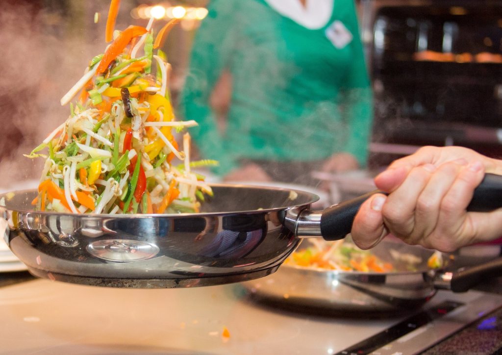 “Καλά θα πάει αυτό”: Δείτε τι συνέβη όταν ζήτησε από το ρομπότ να τον βοηθήσει στη μαγειρική, vid