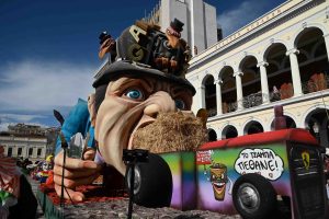 Πάτρα: Πάνω από 50.000 καρναβαλιστές πλημμύρισαν τους δρόμους της πόλης για πάνω από πέντε ώρες