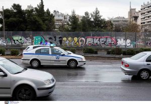 Τούμπαρε φορτηγό στην Αθηνών – Λαμίας στο ύψος του Αυλώνα – Κλειστές και οι δύο λωρίδες κυκλοφορίας