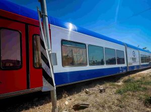 Αμαξοστοιχία του προαστιακού σιδηροδρόμου συγκρούστηκε με ιδιωτικό όχημα – Δεν αναφέρθηκαν τραυματισμοί