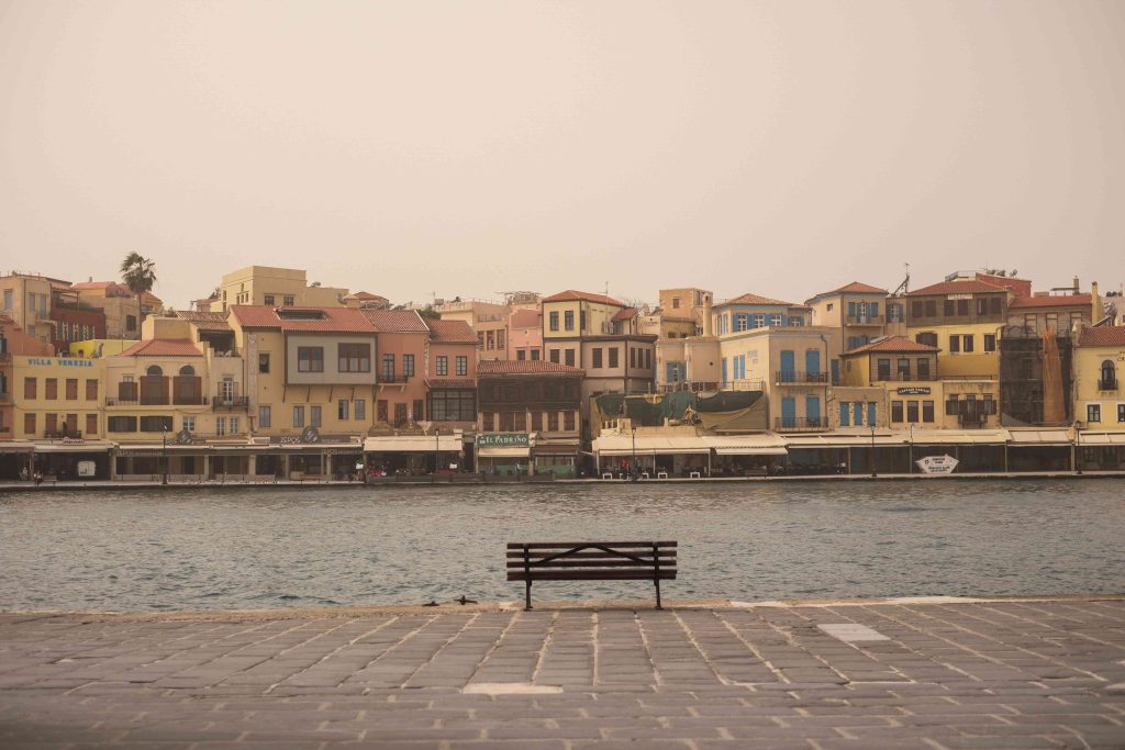 Η αφρικανική σκόνη σκέπασε μεγάλο μέρος της χώρας – Ξεπερνούν τα 100 χλμ/ώρα οι ριπές του ανέμου ανατολικά και νότια