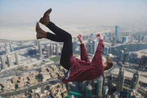 Απίστευτο βίντεο: Ρωσίδα έκανε ζωντανή μετάδοση, ζήτησε συγγνώμη και έπεσε στο κενό!