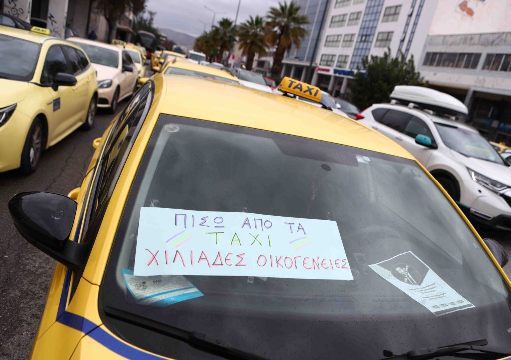 Χειρόφρενο έχουν τραβήξει τα ταξί σε όλη την Ελλάδα