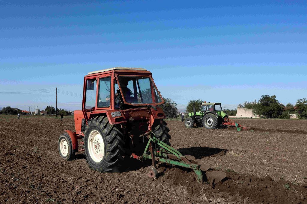 Εξαγριωμένοι Γάλλοι αγρότες ψεκάζουν με…κοπριά όσους κάνουν κάμπινγκ στα χωράφια τους! vid