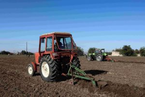 Εξαγριωμένοι Γάλλοι αγρότες ψεκάζουν με…κοπριά όσους κάνουν κάμπινγκ στα χωράφια τους! vid