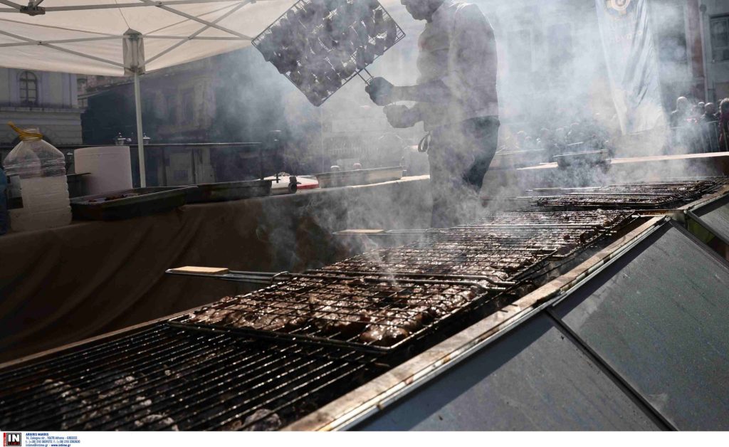Η Αθήνα το «τσικνίζει» στη Βαρβάκειο – Οι ψησταριές «παίρνουν φωτιά», με 800 κιλά κρέας