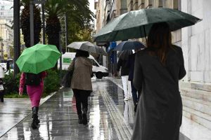 Καιρός σήμερα: Βροχές, καταιγίδες και θυελλώδεις άνεμοι 9 μποφόρ