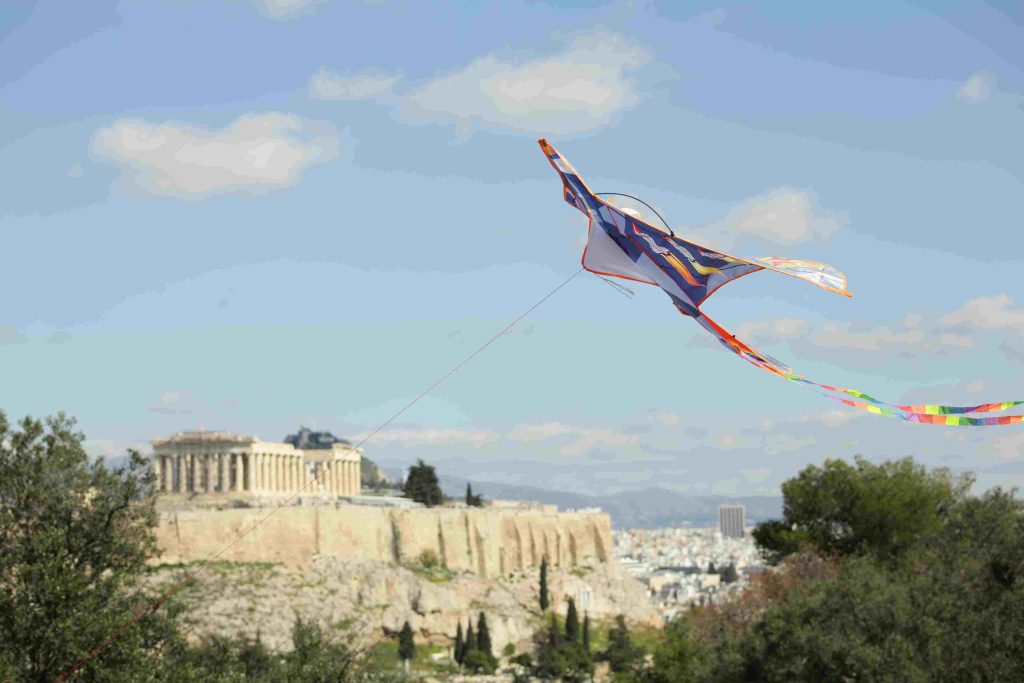 Οι Αθηναίοι γλέντησαν στον Λόφο Φιλοπάππου, πολύχρωμοι χαρταετοί στον αττικό ουρανό – ΦΩΤΟ