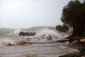 Ισχυρές βροχές, πτώση της θερμοκρασίας και χαλάζι σήμερα – Με τι καιρό θα κάνουμε Καθαρά Δευτέρα