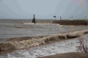 Χίος: Η θάλασσα βγήκε στη στεριά – Θυελλώδεις άνεμοι με ριπές 10 μποφόρ πλήττουν από το πρωί το νησί