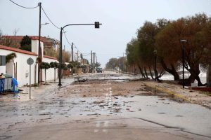 Η κακοκαιρία σαρώνει τη Λήμνο: Σοβαρά προβλήματα σε όλο το νησί – Ήχησε το 112 στους κατοίκους