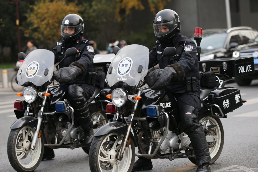 Mόνο στην Κίνα! Viral το βίντεο με το μωρό και τους αστυνομικούς