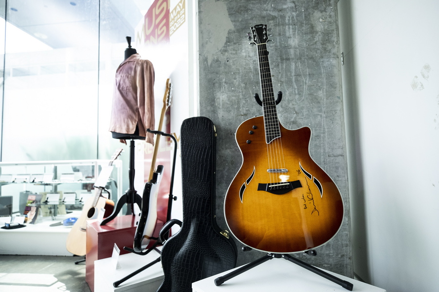 Η «Black Strat» του Ντέιβιντ Γκίλμορ έγινε η πιο ακριβή κιθάρα που πωλήθηκε σε δημοπρασία