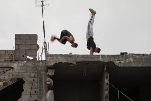 Τρέλα: Γάλλος αθλητής κάνει παρκούρ…από δέντρο σε δέντρο και διχάζει το διαδίκτυο, vid