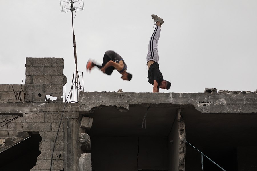 Τρέλα: Γάλλος αθλητής κάνει παρκούρ…από δέντρο σε δέντρο και διχάζει το διαδίκτυο, vid