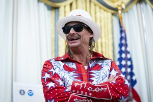 Ελικόπτερα Apache πέταξαν πάνω από τo σπίτι του Kid Rock αλλά…έγινε σάλος! ΒΙΝΤΕΟ