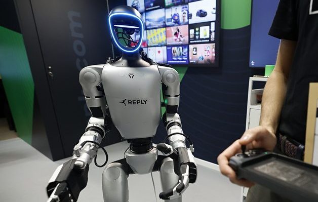 Ο πρώτος άνθρωπος που τον…”χαστούκισε” ρομπότ – Τους πήρε σβάρνα! ΒΙΝΤΕΟ